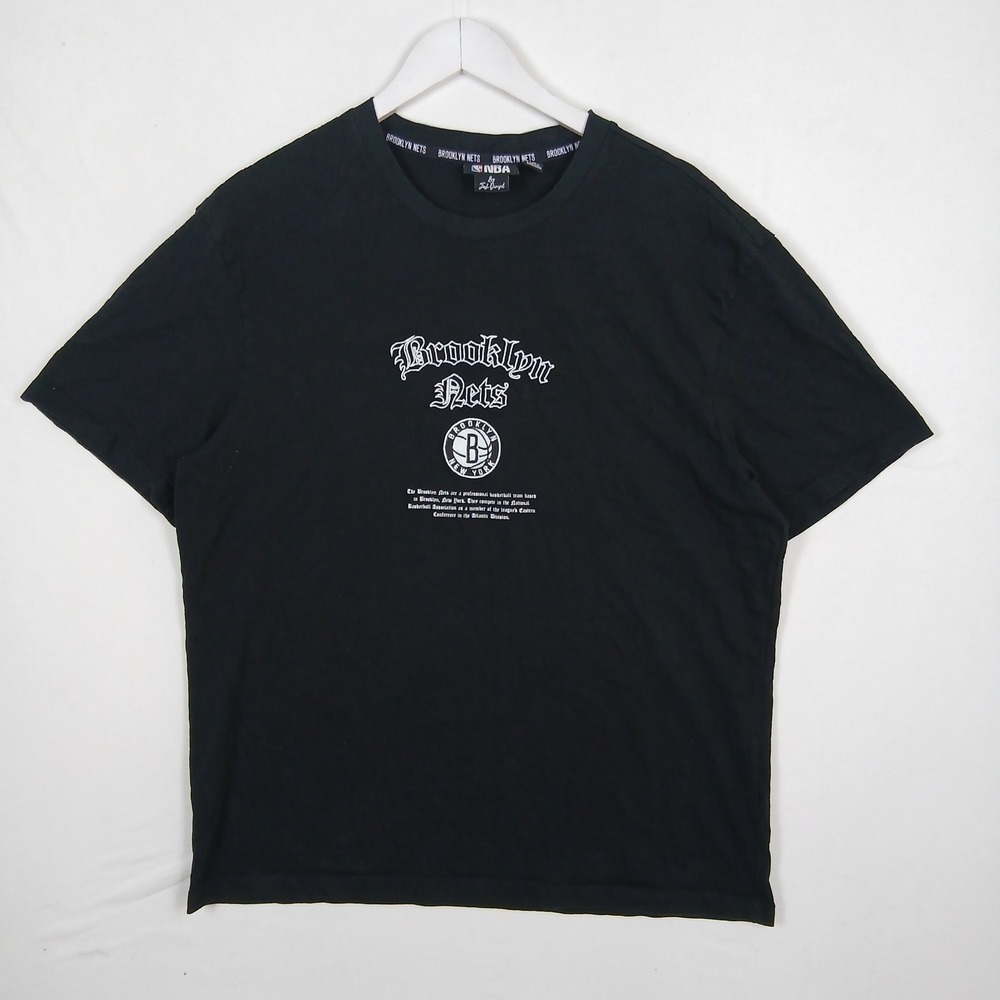 NBA Brooklyn Nets Josh Denzel Graphic T-Shirt Black Gothic Logo Mens Large